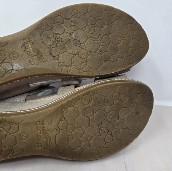 Dansko Angela Womens Sandel Sz 9.5-10 Sand Metallic Leather Comfort Wedge Adj. - Picture 9 of 13